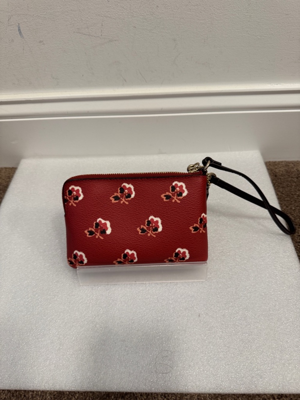 Coach Red Floral corner Zip Wristlet wallet with hangtag - Picture 3 of 6